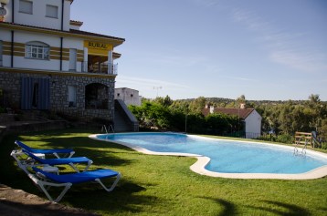 Vista desde piscina y zona barbacoa